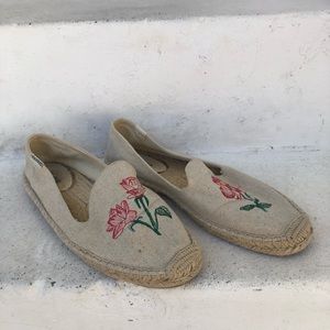 ——SOLD ON DEPOP—— SOLUDOS FLOWER PATTERN FLATS